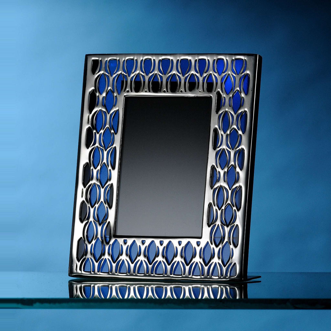 Photo Frame Azure is a silver frame bordered in a teardrop lattice pattern – Large
