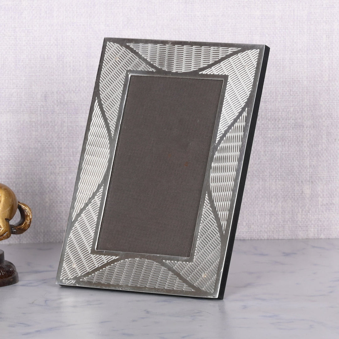 Rice Photoframe is a silver photoframe that radiates a diagonal woven texture from the centre of each side – Medium