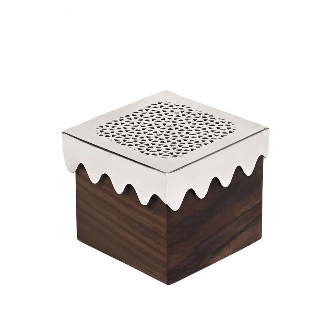 Box Contour pairs a silver box with a warm walnut-toned wood base, its lid finished in a soft, scalloped drip edge - white background