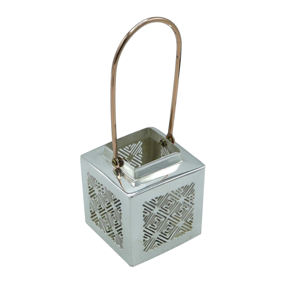 Lantern Signature cuts a cube-shaped silver lantern into Episode&