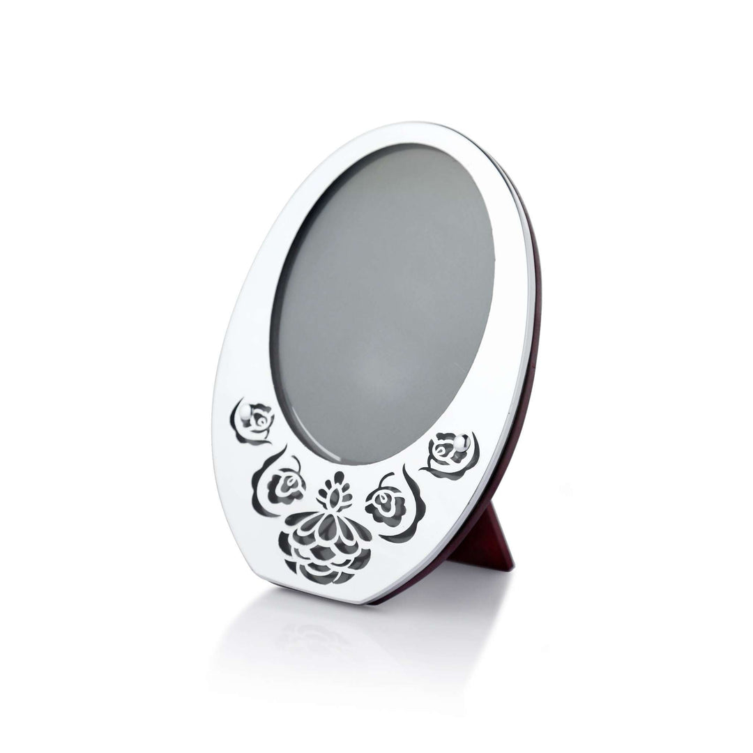 Photo Frame Homage is a silver frame with an oval silhouette, spreading a cluster of engraved roses - white background
