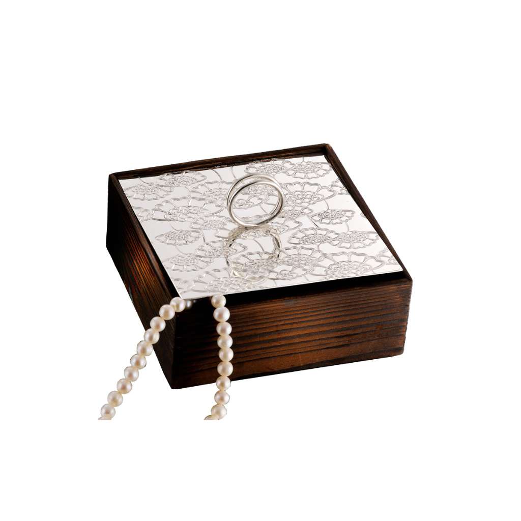 Box Enamour is a silver box covering its entire rosewood lid in an engraved floral pattern – Small