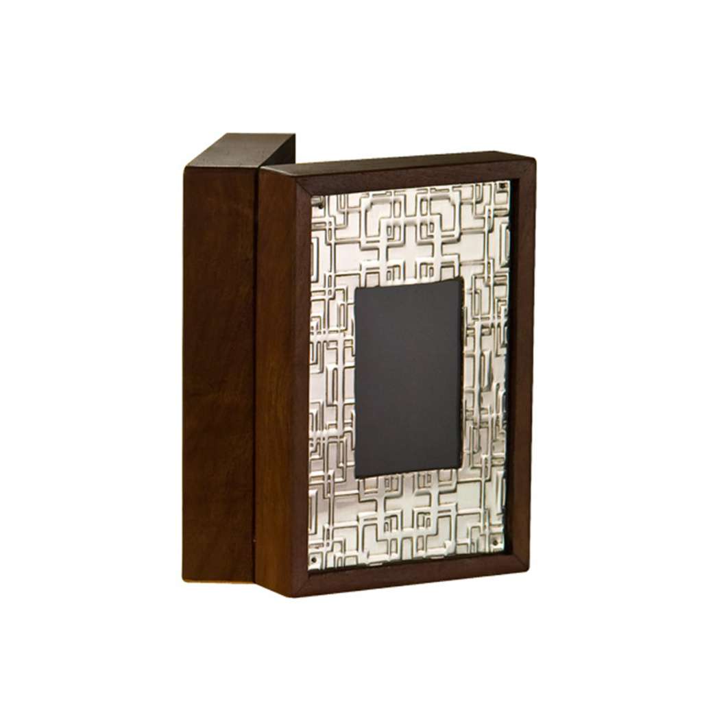 Photo Frame Impressed etches an interlocking, maze-like line pattern into this silver frame&