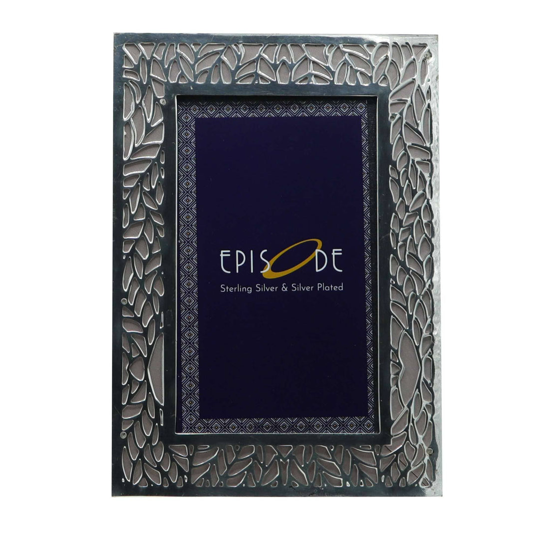 Photo Frame Laurel is a silver frame wrapped in a leaf-patterned cutwork border – Small